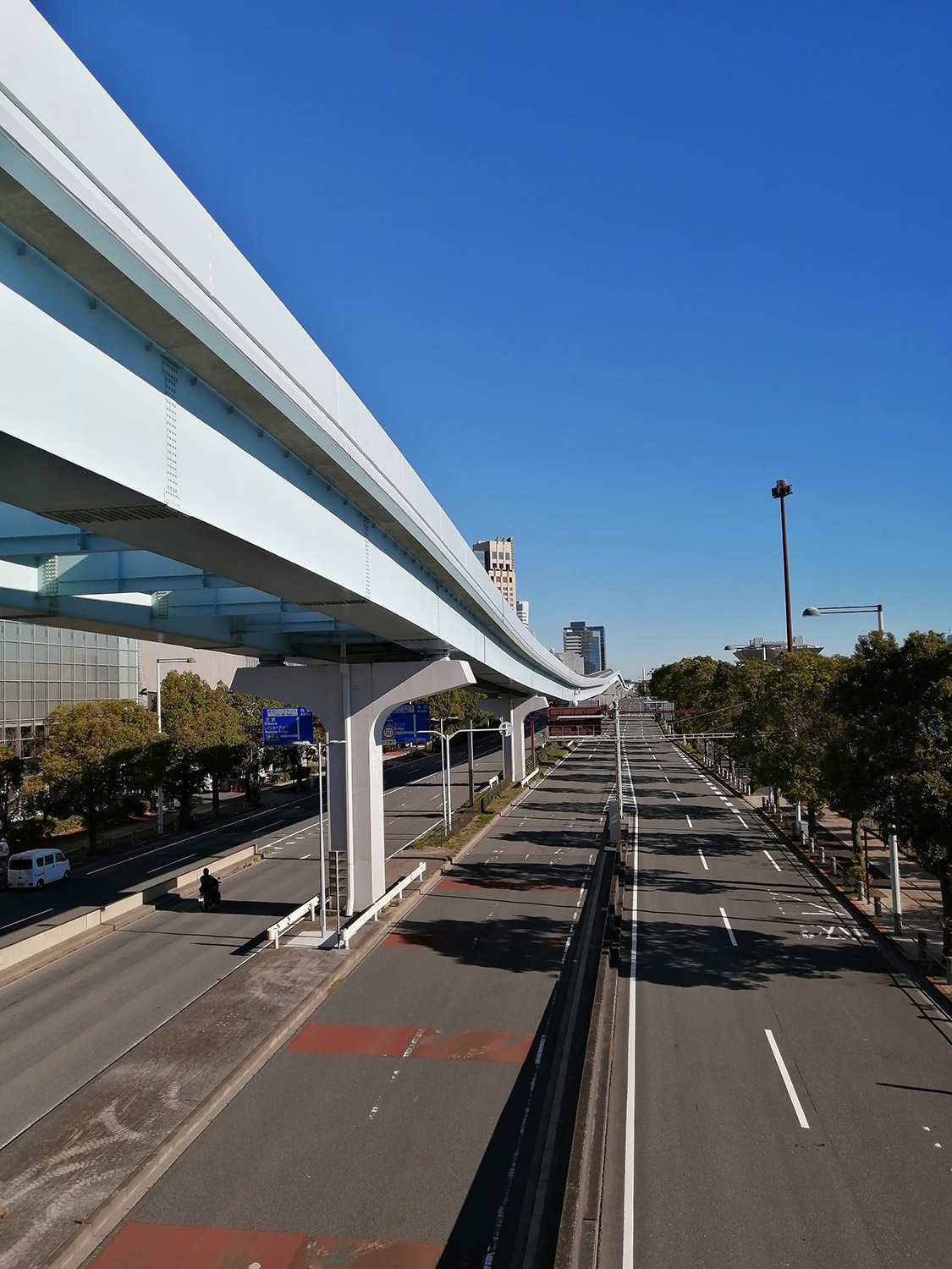 photograph of an empty highway in Odaiba